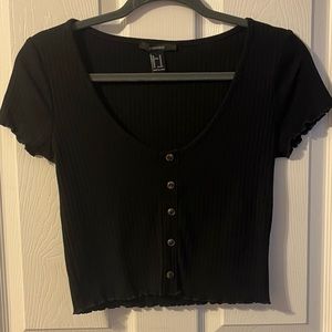Juniors’ black cropped button shirt